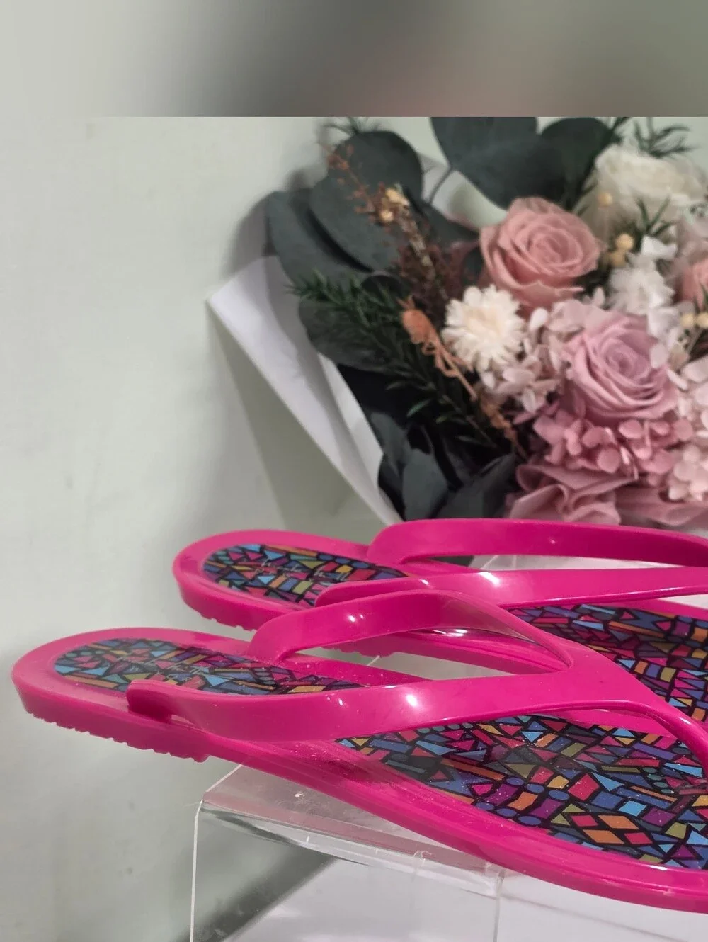 Nicole Miller Pink Mosaic-Print Jelly Thong Sandals 8 - Picture 4 of 5